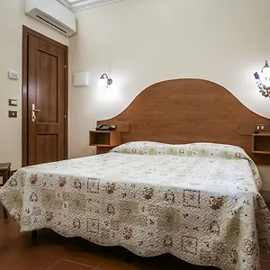 Отель 4 Coronati